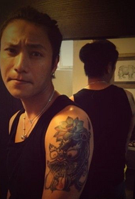 Chen Kun trabaja en la moda del brazo