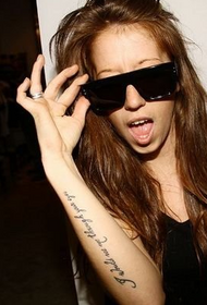 Braccio da ragazza europea-americana sulla parola inglese tattoo