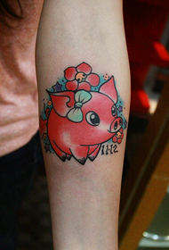 dekleta roko na simpatično svinjsko tetovažo