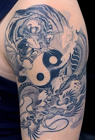 manlig arm dominerande drake och tiger skvaller tatuering