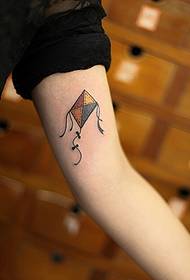 model de tatuaj zmeu de culoare braț