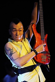 dainininkės Huang Jiaqiang rankos tatuiruotė