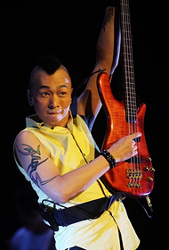 cantante Huang Jiaqiang batu tatuaggio