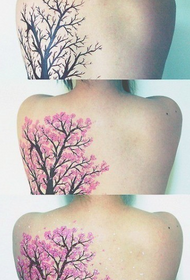 Mädchen zurück Baum Tattoo Muster
