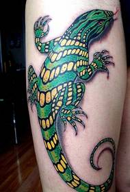 мушка рука личност тетоважа зеленог гуштера