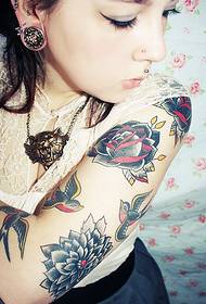 tatuaggio di fiori e uccelli di moda bellezza braccio