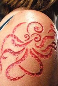 章魚圖騰切肉紋身替代章魚的手臂上