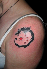 picculu donna bracciu totem dragone è stampe di cinque stelle di tatuaggi di stella