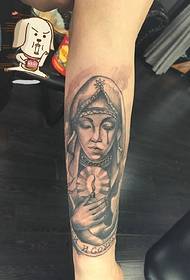 tatuaggio ritratto in bianco e nero braccio abbastanza creativo