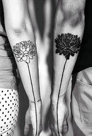 nagyon különleges pár virág tetoválással a karján