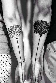 coppia molto speciale con un tatuaggio floreale sul braccio