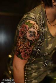 Arm kat en roos mode tattoo patroon