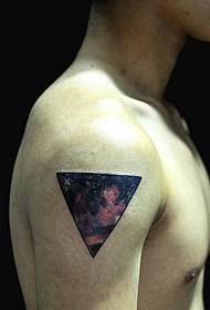 dunne jongen arm geometrische driehoek patroon tattoo