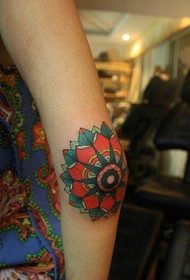 grožio alkūnės autoritetas elegantiška totemo gėlių tatuiruotė