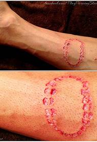 braccio sul tatuaggio di carne stampato denti alternativi