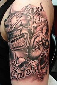maskë fantazmë dominuese mbi tatuazhin