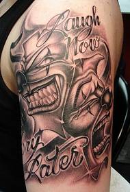 máscara de fantasma dominante en el brazo tatuaje