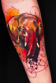 en abstrakt elefanttatovering på armen