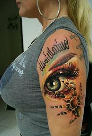 brazo femenino ojos 3D y patrón de tatuaje de araña