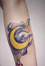매우 아름다운 팔 컬러 달 문신