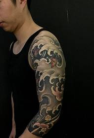 tatuaje de tótem brazo modernista guapo