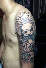 80 después de la personalidad del brazo masculino como un tatuaje