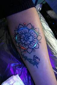 natten kan lysa glänsande arm osynlig tatuering
