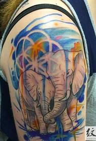 腕に古典的な象のタトゥーパターン