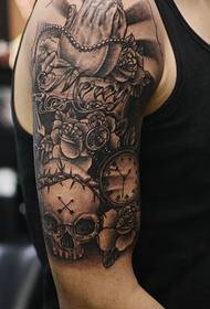 non è lo stesso modello del tatuaggio del braccio grande