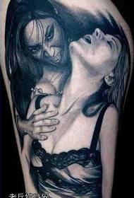 Modello del tatuaggio del sangue della ragazza che mangia vampiro