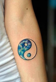 plava trač figura tetovaža ruku