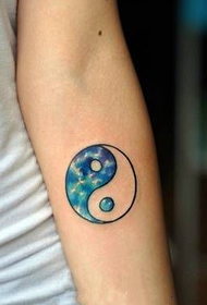 tatuaggio braccio figura gossip blu