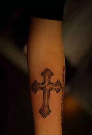 tatuaje de brazo combinado cruzado simple e inglés personal