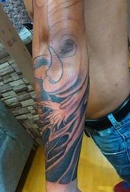 Tatuaggio totem personalità uomo braccio di jeans