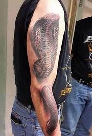 χέρι ρεαλιστική τρισδιάστατο μάτι βασιλιά φίδι τατουάζ