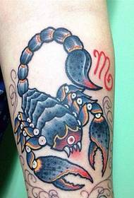 arm svart grå skorpion tatuering mönster
