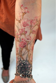 wzór tatuażu kolorowy kwiat ramię