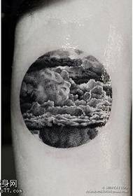 Wolkentätowierung auf dem Arm