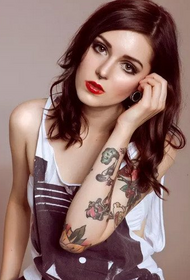 Modello europeo bellissimo tatuaggio di bellezza