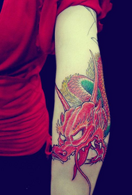 dominantní krása paže drak totem tetování