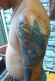 il telefono cellulare non lascia il tatuaggio dei calamari sul braccio degli uomini