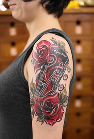 épaule super rock rose modèle de tatouage guitare