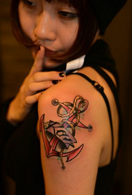 tatuaggio popolare dell'ancora del braccio della ragazza