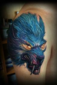 tatuagem de cabeça de lobo legal e feroz no braço