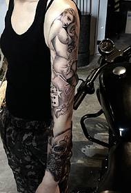 un gruppo di meravigliosi tatuaggi in bianco e nero con braccio creativo
