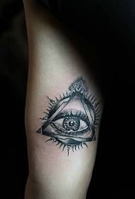 dievčenské rameno svetlé veľké oči 3d tetovanie