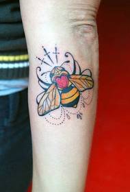 cute tattoo a bee biçûk li ser milê