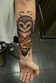 sova tetovaža na ruci 18620 - crno-bijela portretna tetovaža muškarca na ruci