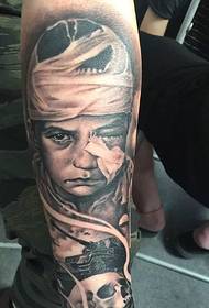 arm zwart grijs kind portret tattoo patroon