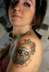 tatuaggio della zappa della ragnatela della spalla della donna